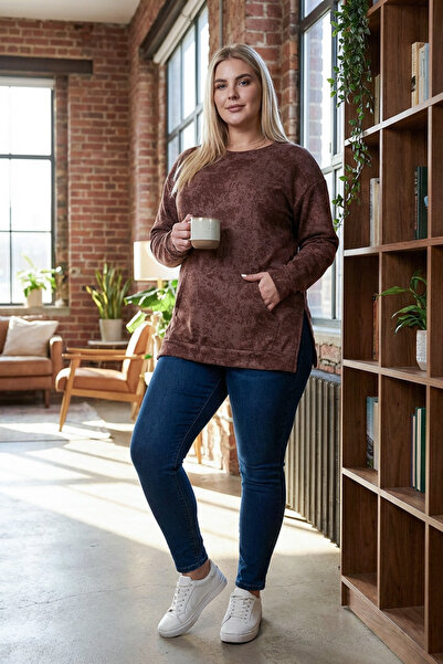 Stil Diva سويت شيرت كبير الحجم بأكمام طويلة ورقبة دائرية وجيب أمامي منقوش 106-79