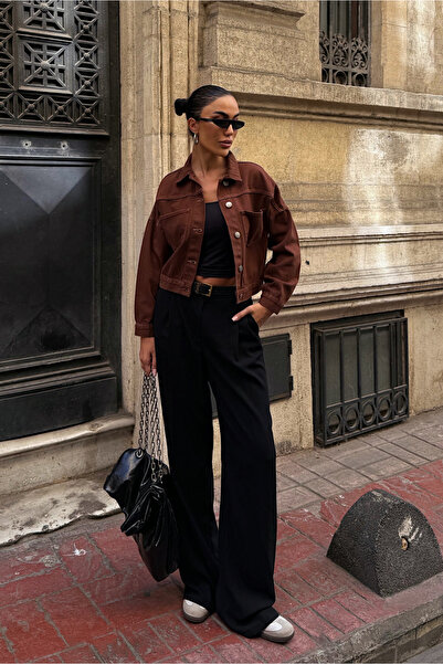 Fav Style جاكيت دينم نسائي قصير بأزرار وجيبين مزدوجين باللون البني