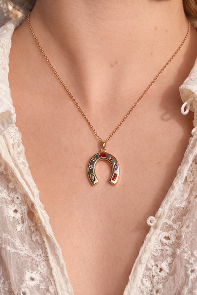 HOUSEKİ قلادة الحظ على شكل حدوة حصان مصنوعة من الحجر الملون الفولاذي