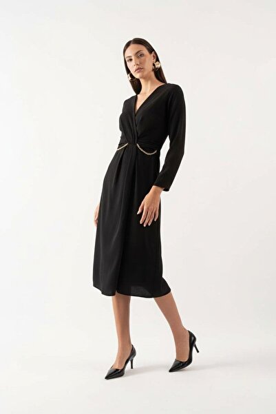 Spazio Damaso V Yaka Beli Pileli Zincir Detaylı Elbise SİYAH