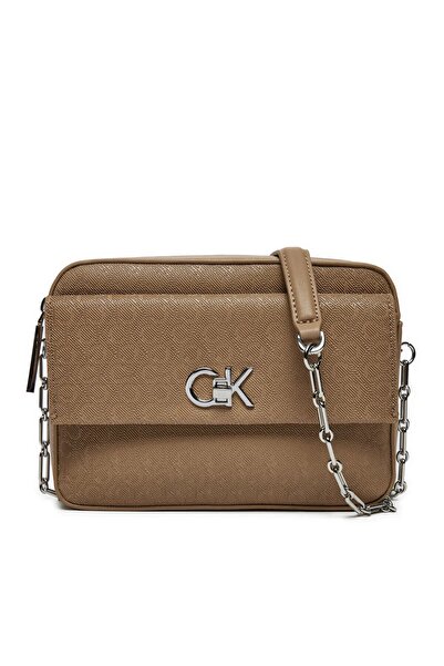 Calvin Klein حقيبة كتف نسائية باللون البيج مع حزام سلسلة وسحاب للإغلاق K60K 6...