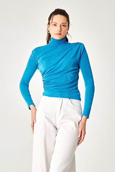 Kallisto بلوزة ثنيات مرنة ذات ياقة عالية باللون الأزرق
