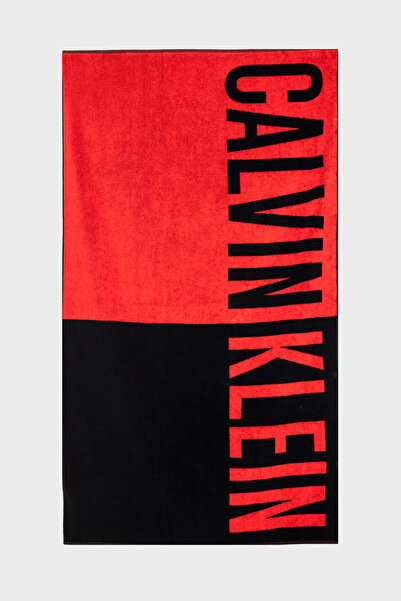 Calvin Klein منشفة شاطئ من القطن باللون الأحمر والأسود مع شعار العلامة التجار...