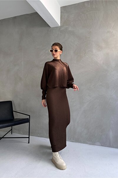 Fav Style طقم بلوزة وتنورة طويلة للسيدات بلون القهوة - رقبة نصف مستقيمة وأكمام خفاش وتفاصيل فتحة