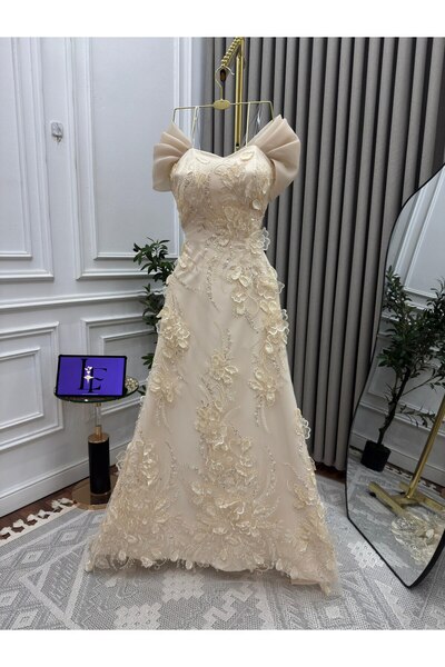 My first response Evening dress, fabric/shoulder: organza, hand-beaded embroidery and raised roses