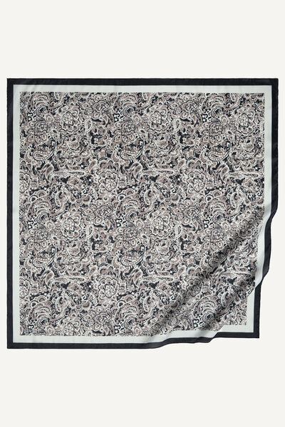 SilkTouch وشاح كريستالي بنمط عرقي باللونين الأسود والأبيض