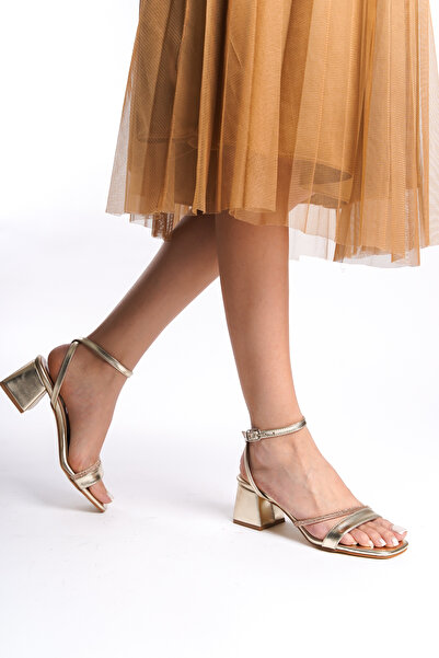 OLEDİMARE حذاء نسائي ذهبي اللون بكعب سميك وتفاصيل حجرية ملفوفة للاستخدام اليومي