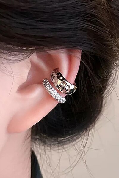TAKIŞTIR Gümüş Renk Taş Detaylı 14K Altın Kaplama TX Ear Cuff (Tek)