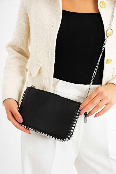 Timburly Μαύρη γυναικεία τσάντα πορτοφόλι με σταυρωτό λουράκι και καρφιά