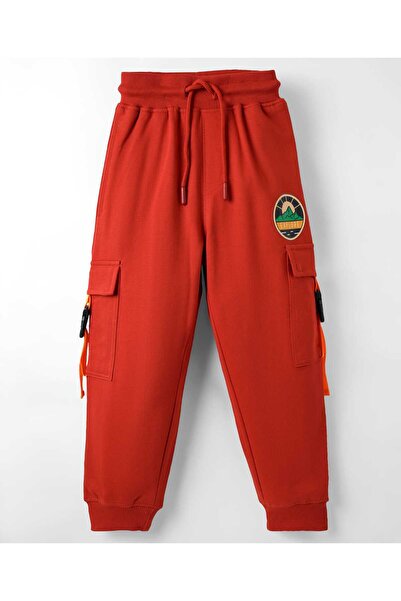 Pine kids بنطال رياضي طويل محبوك بنقشة "استكشف" وجيوب جانبية - أحمر فاتح