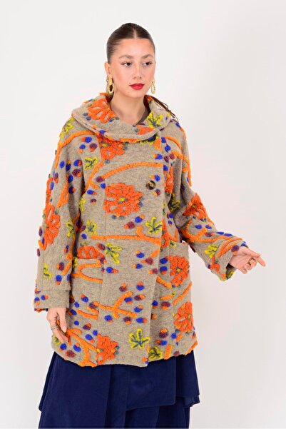 Marjinal Çiçek Kabartmalı Şal Yaka Cepli Keçe Kaban