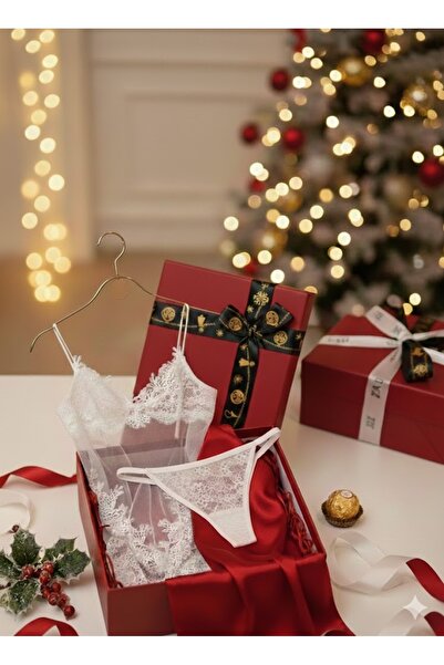 zau Özel Hediye Seti – Dantelli Gecelik, String & Kırmızı İpek Yastık Kılıfı