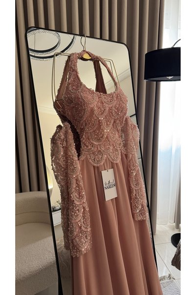 Nareen Fashion An elegant dress that combines softness and luxury, in a pink design.