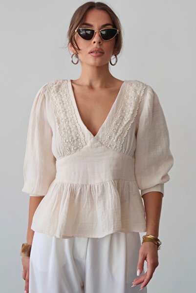 Trend Alaçatı Stili Kadın Krem V Yaka Dantel Detaylı Keten Bluz Vs00387