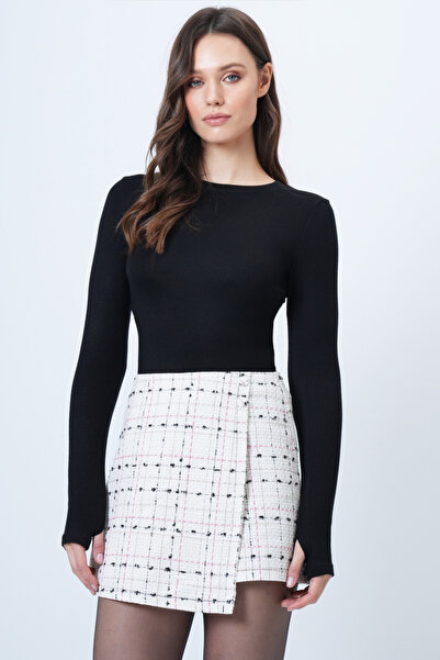 Trend Alaçatı Stili Kadın Siyah Parmak Detaylı Bisiklet Yaka Basic Bluz Vs01558