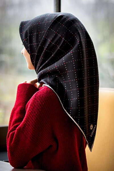 Vissona % 57 İPEK % 43 VİSKON Twill İpek Minik V Desenli Siyah Renkli 90x90 Eşarp Dikim Şekli : El Dikişi
