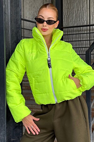 Trend Alaçatı Stili Palton pentru femei, verde neon, cu pietre aplicate cu model pe spate, guler ridicat căptușit cu puf VS01302