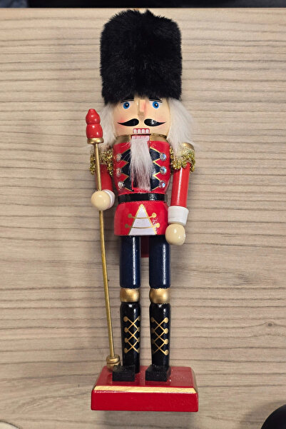 Tam12den Home زينة رأس السنة الجديدة، زي الجندي الخشبي باللون الأحمر، قبعة من الفرو الأسود، 25 سم