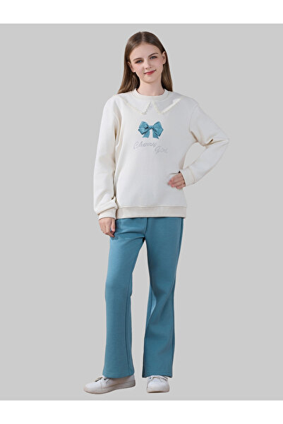 MELIA A girls' suit that combines elegance and comfort, featuring a stylish white blouse and comfortable blue pants.