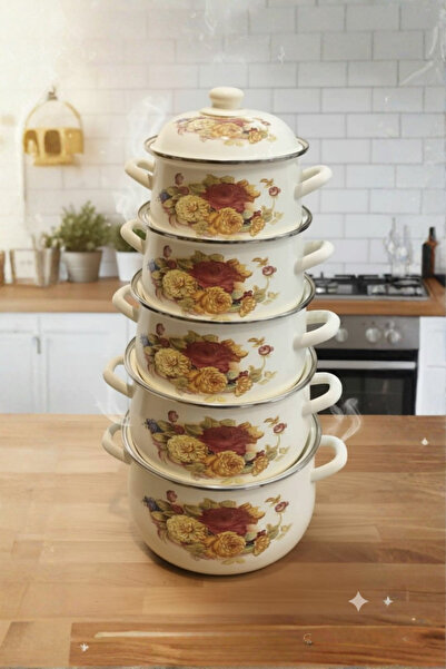 Generic A set of cookware decorated with elegant designs in several sizes
