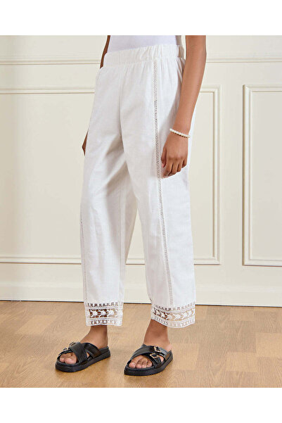 REDTAG بنطلون واسع الساقين أبيض اللون للبنات الكبيرات مزين بالكروشيه