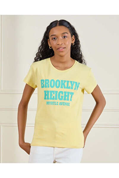 REDTAG تيشيرت أصفر مطبوع عليه صورة بروكلين لطول الفتيات الكبيرات