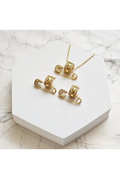 Un طقم اكسسوار زركون ناعم بتصميم الدبوس – أناقة عصرية بلمسة فاخرة