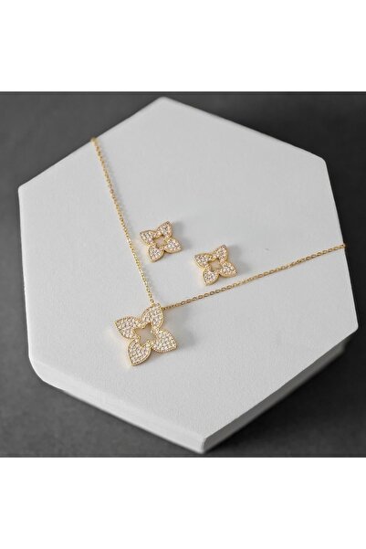 Un طقم اكسسوار زركون ناعم بتصميم زهرة – عقد وأقراط أنيقة