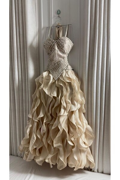 tsuwahen A luxurious ivory evening dress,