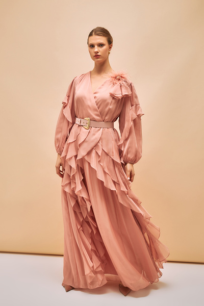 İnce Broş ve Fırfır detaylı Uzun Şifon Abiye Elbise