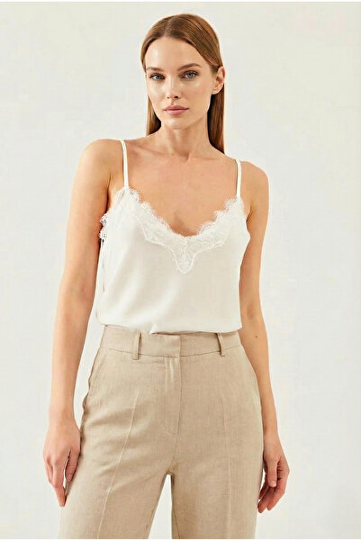 peralist بلوزة نسائية من الدانتيل بلون إكرو مع تفاصيل مزخرفة وحلقات قابلة للتعديل