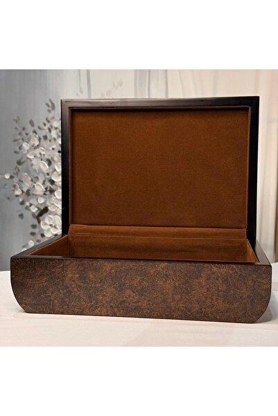 alomran orientals A luxurious oud box lined with velvet and featuring an elegant oriental pattern.