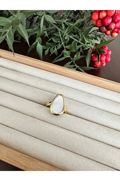 ringbox خاتم ذهبي على شكل مثلث مرصع باللؤلؤ