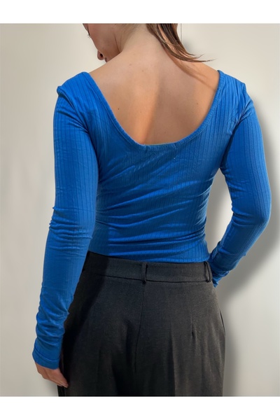 Butik Derin Yuvarlak Yaka Bluz