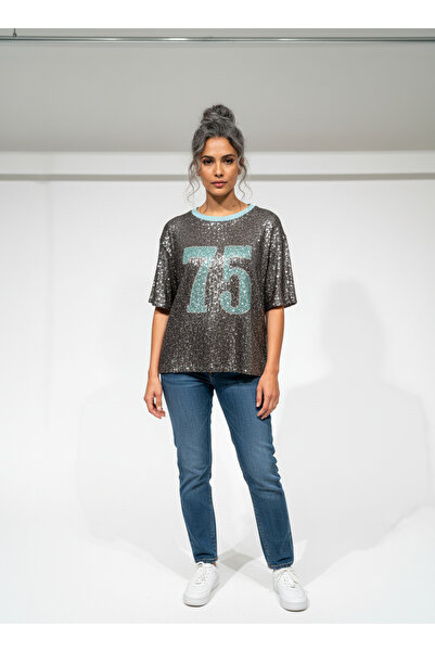 Vita Fortuna Payet Detaylı 75 Baskılı Kadın Bluz – Bisiklet Yaka Kısa Kollu Ş...