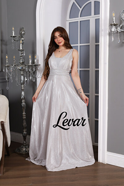 LEVAR فستان سهرة "ليفار" الفضي – أناقة كلاسيكية بلمسة عصرية