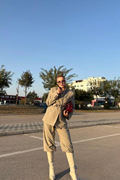 SEDA ALTAŞ Yüksel Bel Düğmeli Kemer Detaylı Blazer Takım