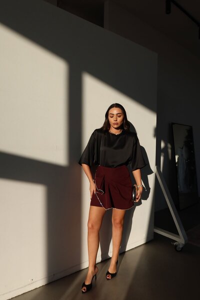 Özge Özgenç Önü Taş Detaylı Tasarım Şort Etek