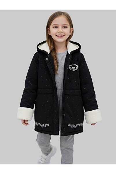 Toplevel A girls' jacket with a hood, perfect for your little girl, combining style and comfort.