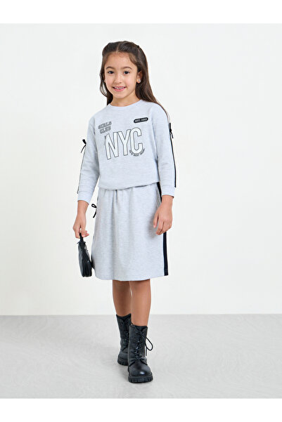 Styli طقم سويت شيرت وتنورة رمادي للبنات من نيويورك