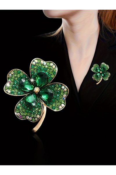 Take Two By Styli بروش على شكل زهرة البرسيم من الكريستال الأخضر الزمردي