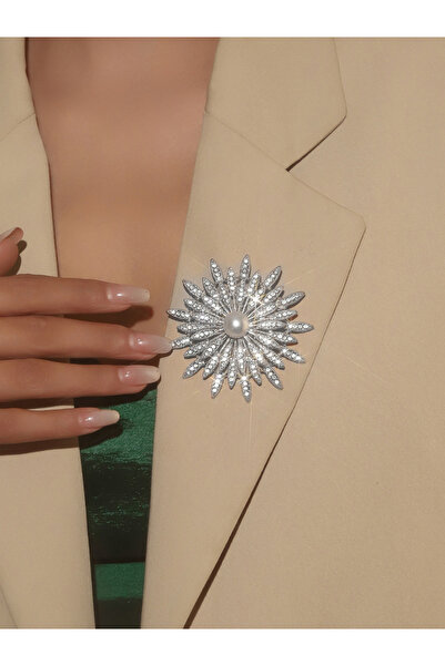 Take Two By Styli بروش زهرة من الكريستال الفضي مع لؤلؤ صناعي