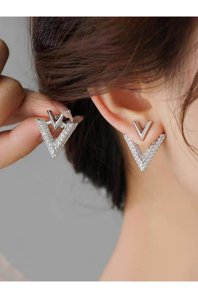 Take Two By Styli أقراط مرصعة بأحجار الراين على شكل حرف V