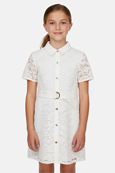 Michael Kors فستان بناتي أبيض اللون، مزين بحزام ونقشة مميزة.