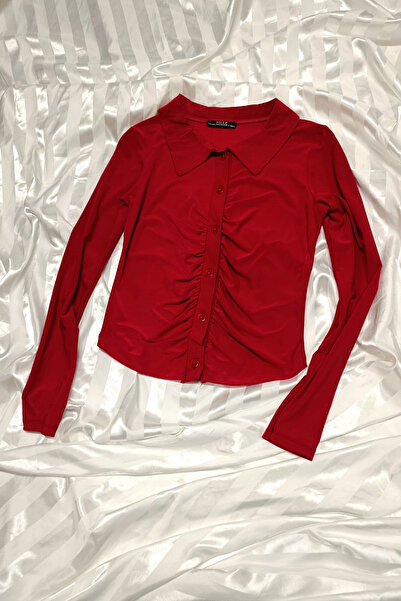 TİLLE Yılbaşı Özel Kırmızı Önü Düğmeli Büzgülü Uzun Kollu Drapeli Gömlek