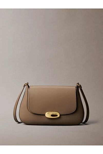Calvin Klein Kadın Ayarlanabilir Çapraz Askılı Metal Tokalı Deri Kahverengi O...