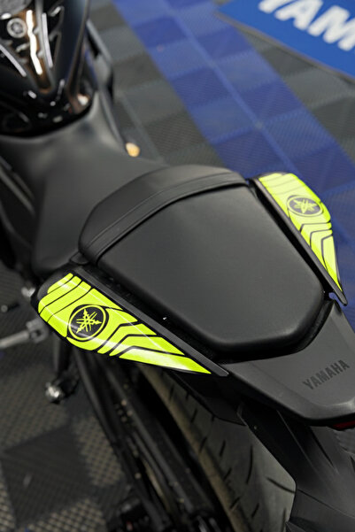 Banxtre مجموعة ملصقات (يمين ويسار) للذيل الخلفي لدراجة ياماها R25 موديل 2025