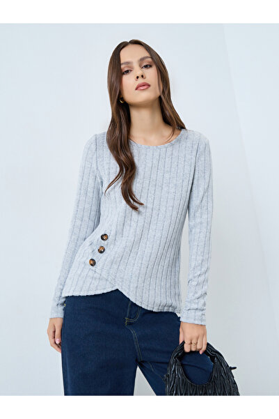 Take Two By Styli بلوزة رمادية مضلعة بتفاصيل أزرار جانبية