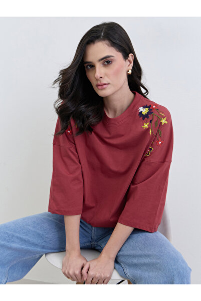 Styli تيشيرت قصة فضفاضة مطرز بالزهور الحمراء