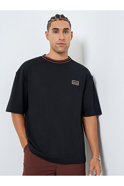 Styli تيشيرت رجالي أسود قصة فضفاضة برقعة صدر